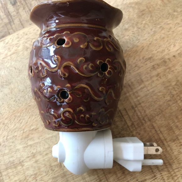 Scentsy Roma retired mini warmer in a neutral brown crock-like design - Picture 4 of 7